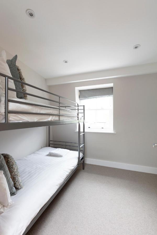 Immaculate Central Windsor Town House With Parking מראה חיצוני תמונה