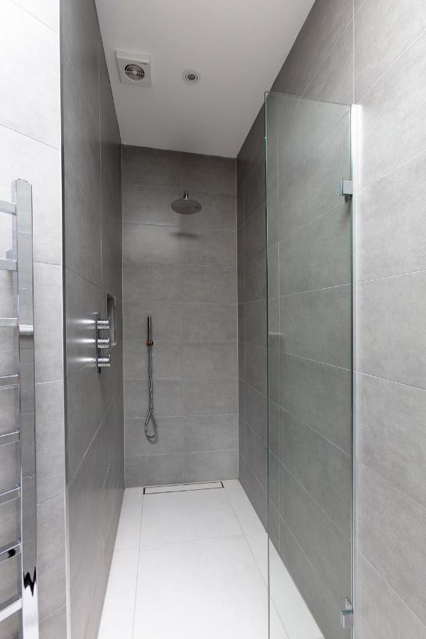 Immaculate Central Windsor Town House With Parking מראה חיצוני תמונה