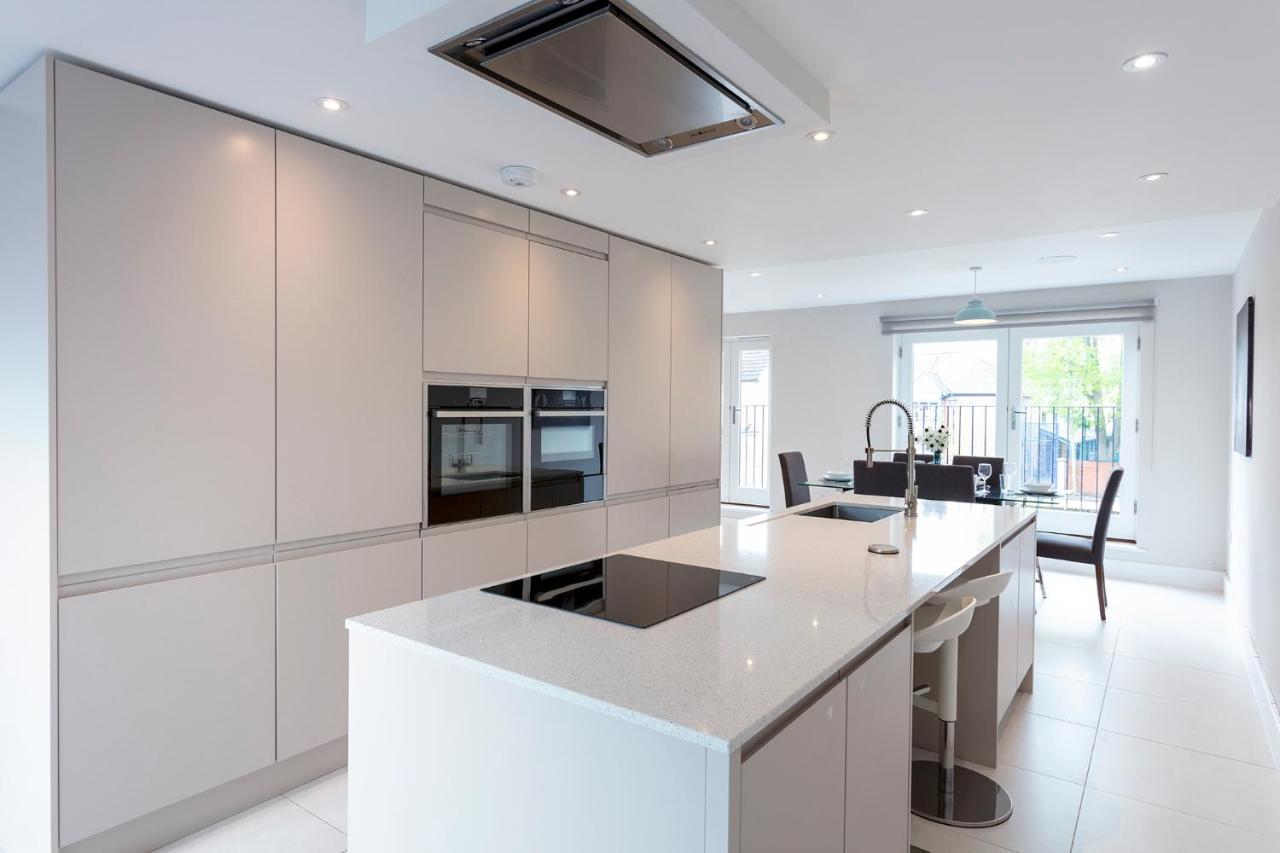 Immaculate Central Windsor Town House With Parking מראה חיצוני תמונה